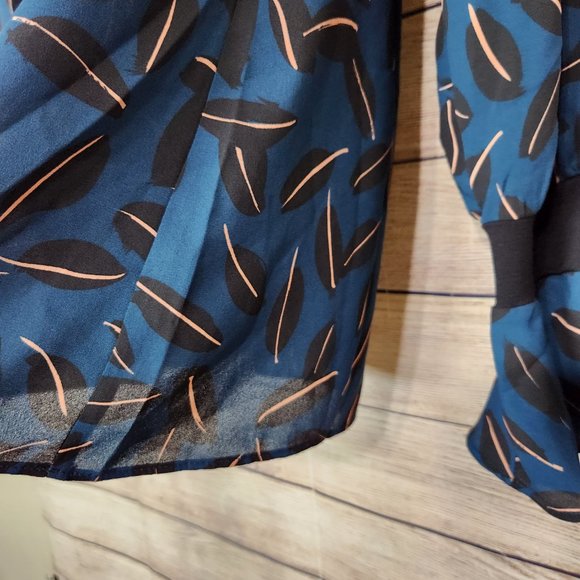 CAbi Shadow Leaf Blouse Women's Size Medium Ruffle Finish Flutter Sleeves Blue - Picture 6 of 13